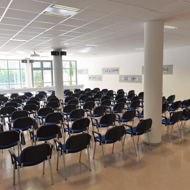 Seminarraum1.0-210qm-100-Sitzplätze