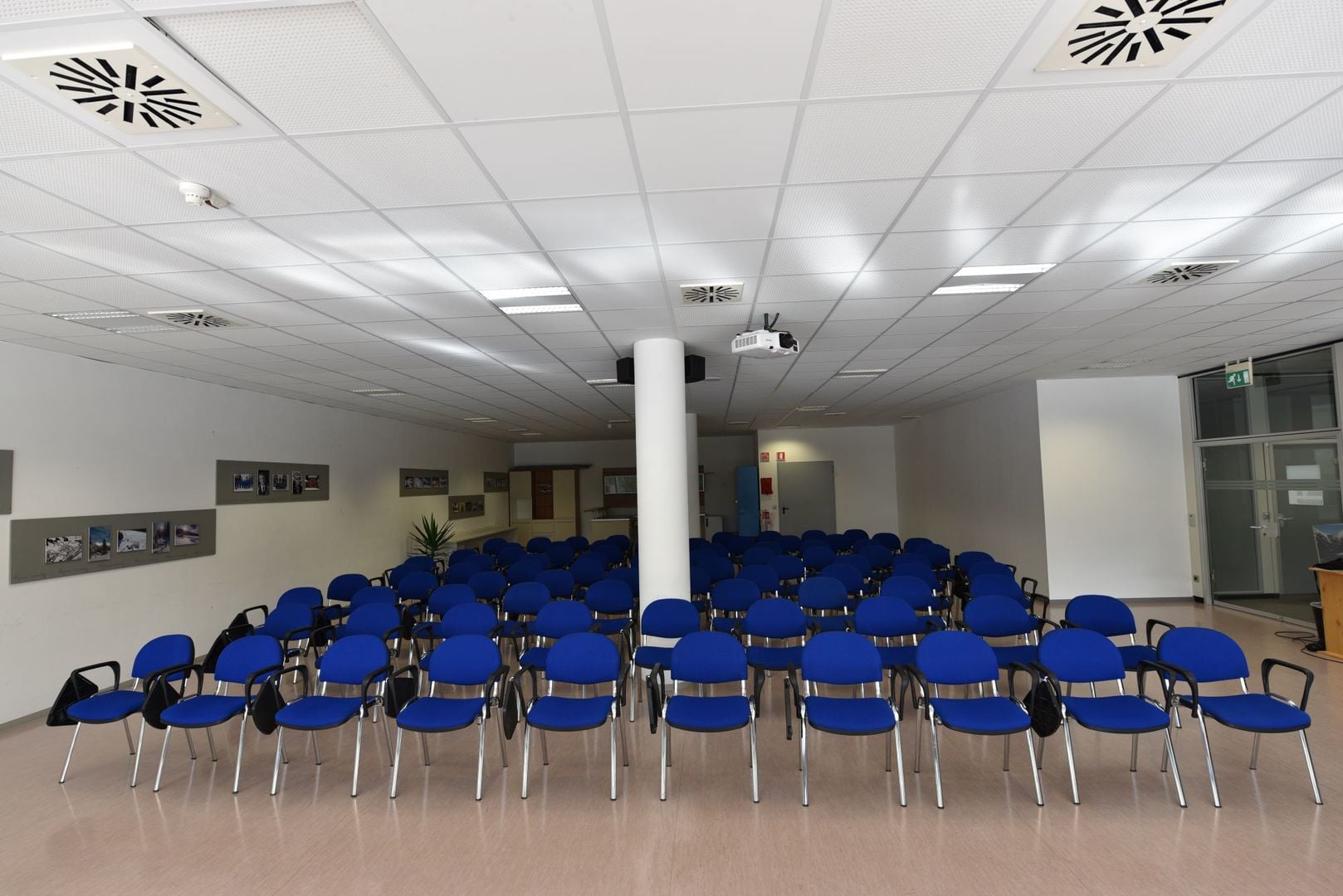 SalaRiunioni1.0-210qm-100posti