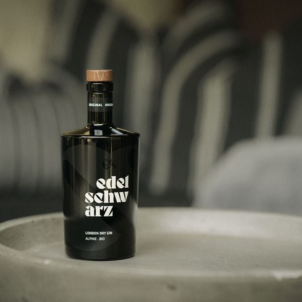 12.01.2025 - Edelschwarz Alpine Bio Spirits: erneut stolzer Partner des Biathlon Weltcups in Antholz